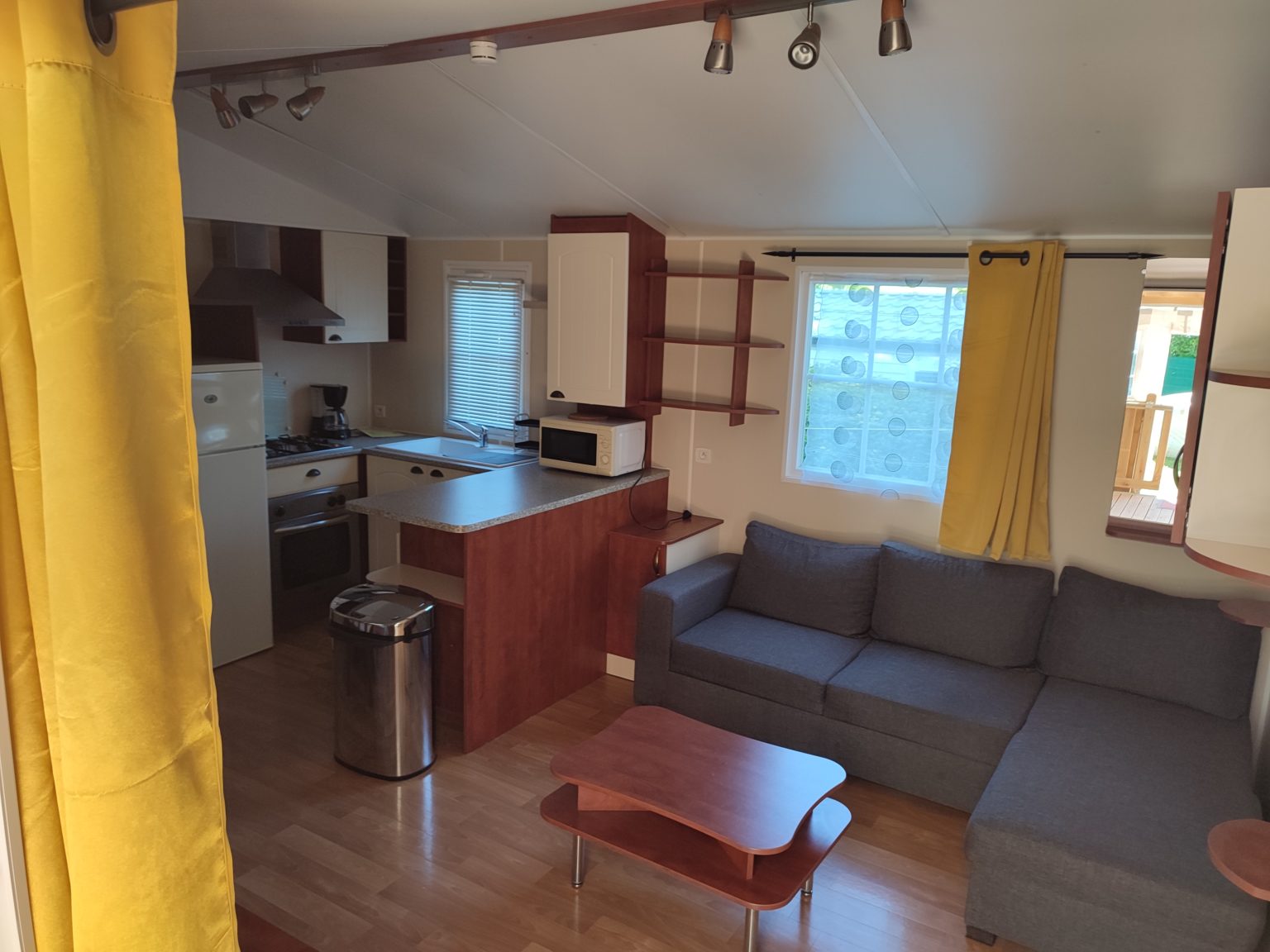 Hebergements Camping Saint Clair Canal de Nantes à Brest Cosy Loisirs